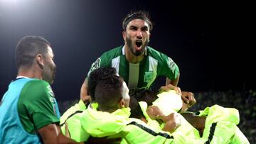 MED713- MEDELLÍN (COLOMBIA), 03/05/2016.- El jugador de Atlético Nacional de Colombia Sebastián Pérez (c) celebra la anotación de un gol frente al equipo argentino Huracán hoy, martes 3 de mayo de 2016, durante un partido por el partido de vuelta de octavos de final de la Copa Libertadores, en el estadio Atanasio Girardot en Medellín (Colombia). EFE/Luis Eduardo Noriega A