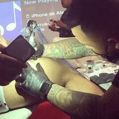 Alan Pulido se tatúa La 12 que consiguió con Chivas