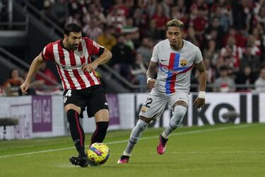 Balenziaga y Raphinha se disputan un balón.