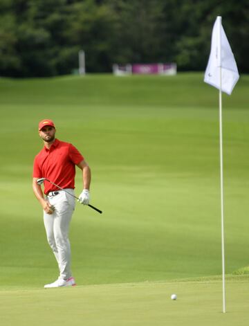 Adri Arnaus terminaba el primer recorrido con un -3 antes de que se suspendiera la jornada por riesgo de tormenta eléctrica.