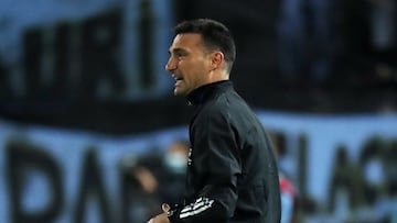 MONTEVIDEO, URUGUAY - NOVEMBER 12: Head coach of Argentina Lionel Scaloni reacts during a match between Uruguay and Argentina as part of FIFA World Cup Qatar 2022 Qualifiers at Campe&oacute;n del Siglo Stadium on November 12, 2021 in Montevideo, Uruguay. (Photo by Ra&uacute;l Mart&iacute;nez-Pool/Getty Images)