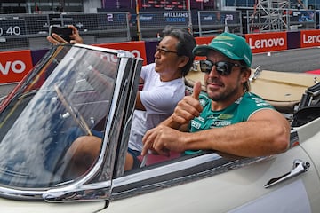 Fernando Alonso llegando al circuito de Suzuka saluda levantando el pulgar a los aficionados a la Formula 1.