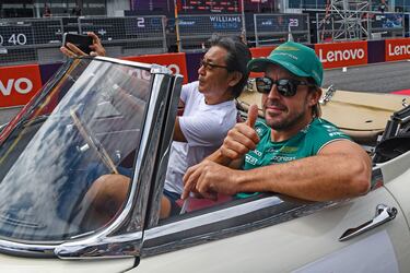 Fernando Alonso llegando al circuito de Suzuka saluda levantando el pulgar a los aficionados a la Formula 1.