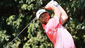 Jon Rahm golpea una bola durante la tercera jornada del World Golf Championships México en el Club de Golf Chapultepec de México City, México.