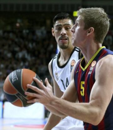 El ala-pívot norteamericano del FC Barcelona Justin Doellman con el balón ante el ala-pívot mexicano del Real Madrid Gustavo Ayón, durante el partido del Top-16 de la Euroliga