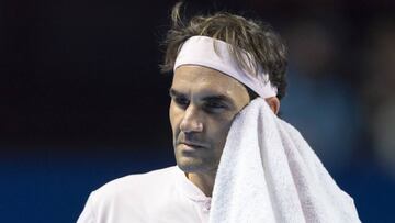 Roger Federer sec&aacute;ndose con una toalla durante su partido con el servio Filip Krajinovic en el torneo ATP de Basilia, Suiza, el 23 de octubre de 2018.