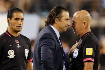 BOG133. EAST RUTHERFORD, (NJ, EE.UU.), 26/06/2016.- El seleccionador de Chile Juan Antonio Pizzi (c) habla con el árbitro Heber Lopes hoy, domingo 26 de junio de 2016, en la final entre Argentina y Chile por la Copa América Centenario en el estadio MetLife de East Rutherford, Nueva Jersey (EE.UU.). EFE/MAURICIO DUEÑAS CASTAÑEDA