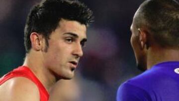 Villa es felicitado por un jugador rival al término del partido contra Honduras.