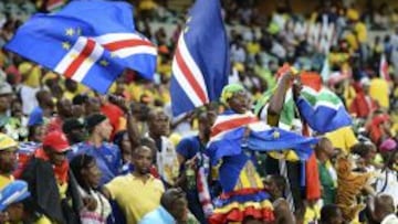 Los seguidores de Cabo Verde festejan el pase de su equipo a la siguiente ronda.
