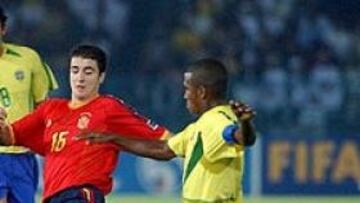 <b>ATLÉTICO HASTA 2007.</B>El brasileño Adailton intenta quitarle el balón a Gabi durante la final del pasado Mundial Sub-20.