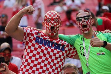 Hoy en el Al Bayt Stadium se enfrentan las selecciones de Croacia y Marruecos y los seguidores de ambos combinados han llenado de color el estadio. 