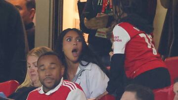 Kim Kardashian es captada con su hijo Saint en partido del Arsenal vs Sporting de la Europa League en el Emirates Stadium.