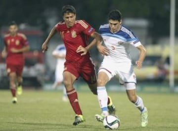 El centrocampista de la selección española de fútbol sub-19 Rodrigo Hernández (i) lucha el balón con Ramil Sheydaev, de la selección rusa, durante la final del Europeo sub-19 que las selecciones de España y Rusia disputan hoy en el estadio municipal de Katerini, Grecia. 