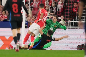 1-0. Fulgurante contraataque de las ?guilas. ?lvaro Carreras asiste desde el carril izquierdo a Vangelis Pavlidis que empalma el baln desde el corazn del rea y fusila a Wojciech Szczesny para anotar el primero.