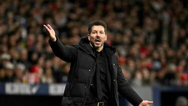 Atletico Madrid's Argentine coach Diego Simeone gestures on the touchline during the Spanish league footbal match between Club Atletico de Madrid and FC Barcelona at Metropolitano Stadium in Madrid, on March 16, 2025. (Photo by JAVIER SORIANO / AFP)