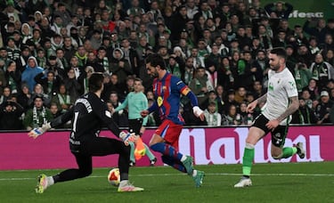 0-1. Gran pase al espacio de Fermín López para Ferran Torres. 'El Tiburón' encara a Jokin Ezquieta, y en el mano a mano, regatea al portero y anota a placer.