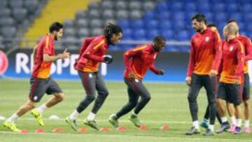 José Rodríguez, a la izquierda, se entrena junto a sus compañeros en el Astana Arena.
