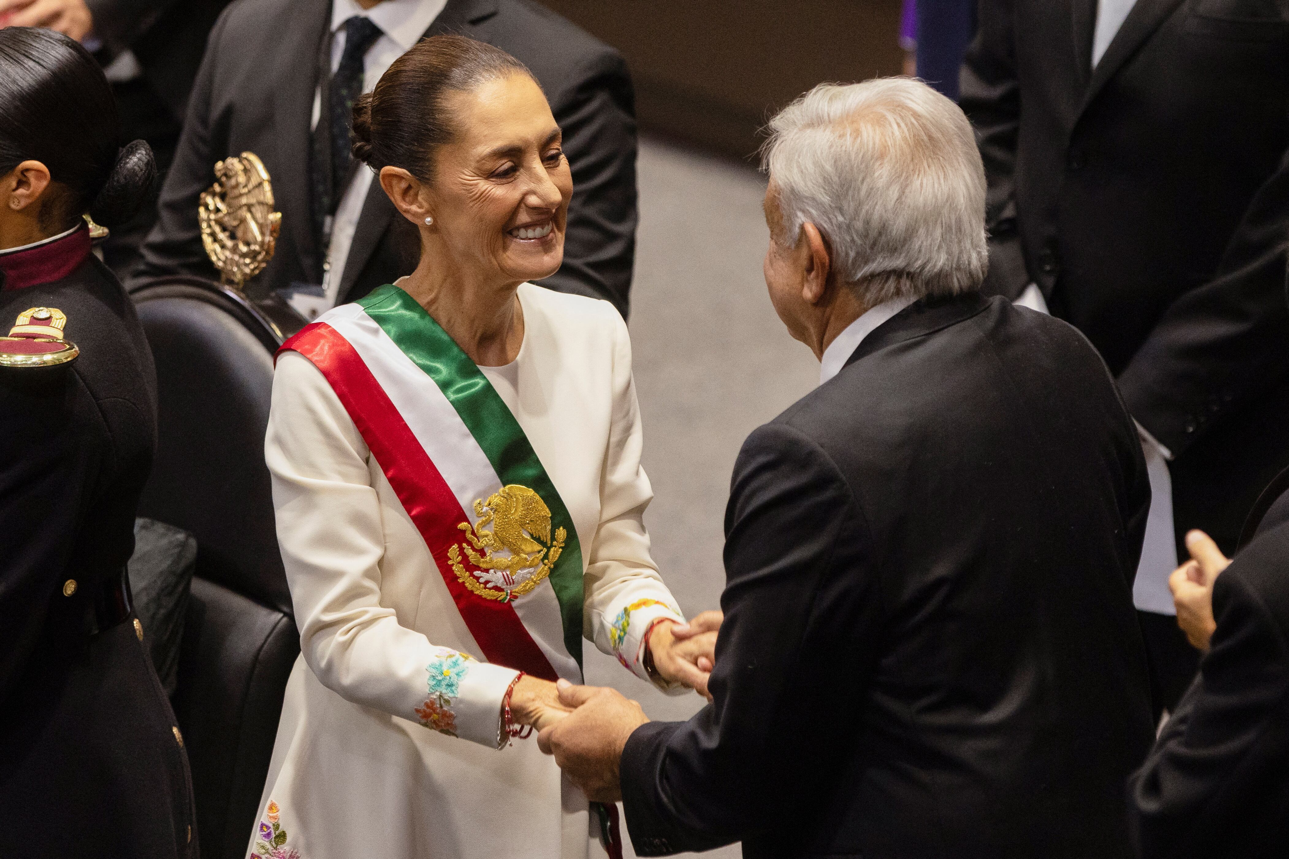 El momento exacto en el que Claudia Sheinbaum se pone la banda presidencial