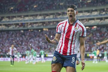 Se fue como campeón de México con los Tigres y regresó con las Chivas por 18 millones de dolares, el traspaso más caro del fútbol mexicano.