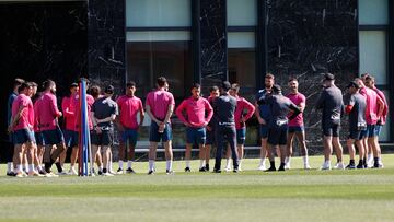 LEZAMA (BIZKAIA), 12/04/2024.- La plantilla del Athletic Club escucha la intervención del entrenador Ernesto Valverde, este viernes en Lezama donde el equipo prepara el partido para el próximo domingo frente al Villareal. EFE/Luis Tejido
