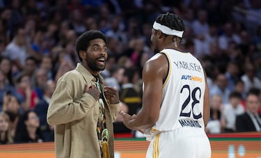 Kyrie Irving y Guerschon Yabousele conversan tras la finalizacin del partido.