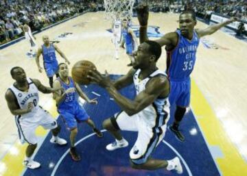 Kevin Durant intenta evitar una canasta de Tony Allen.