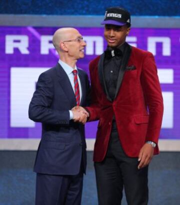 Marquese Chriss junto al comisiado de la NBA Adam Silver. Fue seleccionado por Sacramento Kings y traspasado a Phoenix Suns.