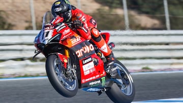 Bulega, con la Ducati en los test de SBK en Jerez.