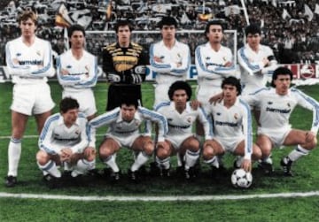 Un once tipo de la temporada 1985-86: De pie, y de izquierda a derecha, posan: Maceda, Chendo, Ochotorena, Míchel, Gallego y Camacho. Agachados, y en el mismo orden, aparecen Butragueño, Juanito, Hugo Sánchez, Sanchís y Valdano. 