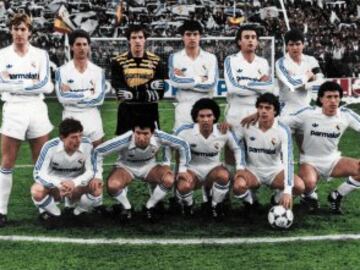 Un once tipo de la temporada 1985-86: De pie, y de izquierda a derecha, posan: Maceda, Chendo, Ochotorena, Míchel, Gallego y Camacho. Agachados, y en el mismo orden, aparecen Butragueño, Juanito, Hugo Sánchez, Sanchís y Valdano. 