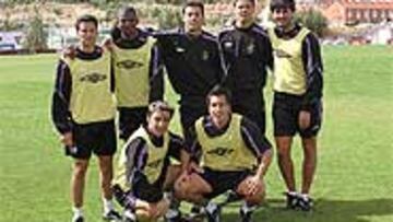 <b>PASADO BLANCO Y PRESENTE BLANQUIVIOLETA</B>. Arriba, de izquierda a derecha: Torres Gómez, Julio César, Javi Jiménez, Albano Bizzarri y José Luis Pérez Caminero. Agachados, Marcos y Sousa