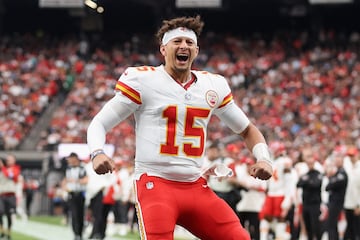 El 2024 fue un año mágico para Patrick Mahomes. El quarterback de los Kansas City Chiefs cimentó su legado como una leyenda de la NFL al ganar el trofeo Vince Lombardi por tercera ocasión en su carrera al vencer a los San Francisco 49ers en el Super Bowl LVIII celebrado Las Vegas. Además, ahora tiene al equipo de la AFC Oeste en la cima de la Conferencia Americana y apunta al tricampeonato.