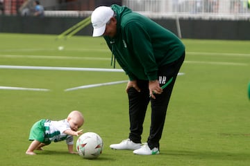 El técnico de Atlético Nacional, Hernán Darío Herrera, vivió un momento especial en la práctica previa a la final. Acompañado de su familia, donde su nieto Nicolás Villamil Herrera fue gran protagonista.