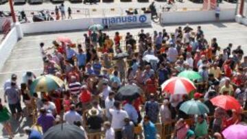 La afición rojiblanca, ayer, en las taquillas de Montilivi.