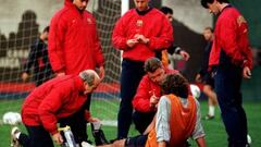 24/02/2000 Van Gaal, entrenador del barcelona junto al cuerpo técnico, entre los que se encuentra un joven Mourinho, atienden a Puyol durante un entrenamiento en su primera temporada con la primera plantilla.