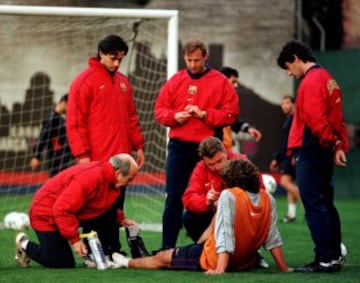 Van Gaal, entrenador del barcelona junto al cuerpo técnico, entre los que se encuentra un joven Mourinho, atienden a Puyol durante un entrenamiento en su primera temporada con la primera plantilla.