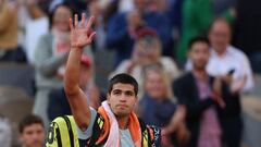 Spain's Carlos Alcaraz greets spectators as he leaves after losing his men's quarter-final singles match to Germany's Alexander Zverev on day ten of the Roland-Garros Open tennis tournament at the Court Philippe-Chatrier in Paris on May 31, 2022. (Photo by Thomas SAMSON / AFP) (Photo by THOMAS SAMSON/AFP via Getty Images)