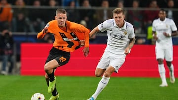 Soccer Football - Champions League - Group F - Shakhtar Donetsk v Real Madrid - Stadion Wojska Polskiego, Warsaw, Poland - October 11, 2022 Shakhtar Donetsk's Danylo Sikan in action with Real Madrid's Toni Kroos REUTERS/Aleksandra Szmigiel