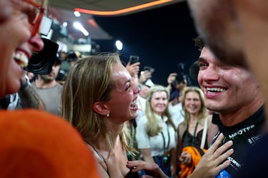 Celebración del piloto británico de McLaren junto con su pareja sentimental, Margarida Corceiro, tras convertirse en campeón del mundo de Fórmula 1.