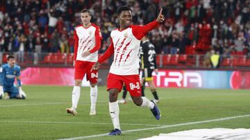 Ramazani, del Almer&iacute;a, celebra su gol.