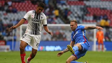 Luis Romo, jugador de Monterrey, lucha por la pelota con Carlos Rotondi, de Cruz Azul, en duelo del Clausura 2023 de la Liga MX.