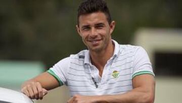 <b>50 GOLES. </b>Rubén Castro posó para AS ayer al salir del entrenamiento del Betis. El canario había sido decisivo una vez más.