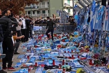 Numerosos aficionados del club italiano se han acercado a los alrededores del estadio San Paolo para dar el último adiós al astro argentino. Las inmediaciones de la casa del Nápoles se han convertido en un santuario de Diego antes del encuentro frente a la Roma.