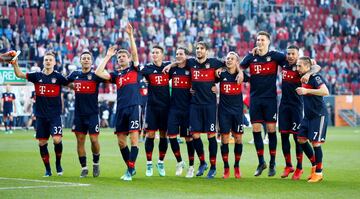 Los jugadores celebran la sexta Bundesliga consecutiva. 