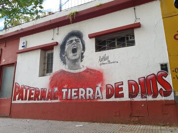 Homenajes al 'Pelusa' en cada rincón de la ciudad.