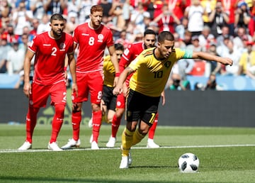 Eden Hazard recibió la falta de Syam Ben Youssef dentro del área. 
El árbtiro, el salvadoreño Juan Zumba, señaló la pena máxima y el propio Hazard se encargo de lanzarlo y así estrenar el marcador.