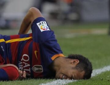 Neymar se hace daño en una jugada.
