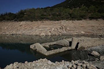 The reappearing remains of a building of the village of Kallio, which was intentionally flooded in 1980 to create a reservoir that would help meet the water needs of Greek capital Athens, are seen following receding water levels caused by drought, in Lake Mornos, Greece, September 3, 2024. REUTERS/Stelios Misinas