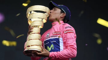 Nairo Quintana besa el trofeo de campe&oacute;n del Giro de Italia en la edici&oacute;n de 2014.