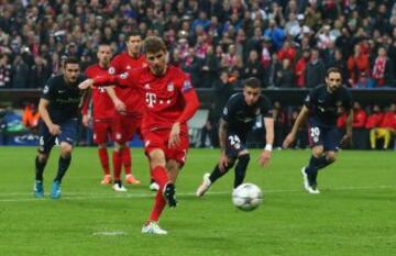 Thomas Mueller tira el penalti.